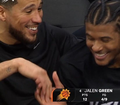 终于等到你！布克在板凳席给杰伦·格林捏肩膀 两人有说有笑