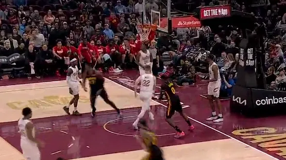 开云入口-库明加攻守转换抗开对手上篮打进，老鹰本场比赛首次领先